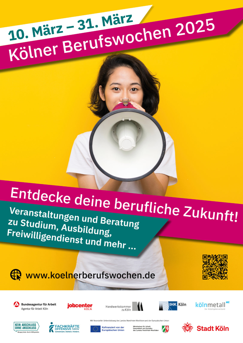 junge Frau mit Megaphon vor gelbem Hintergrund