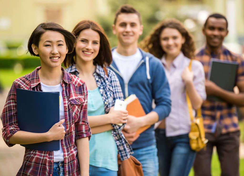 5 Studierende lachen in die Kamera