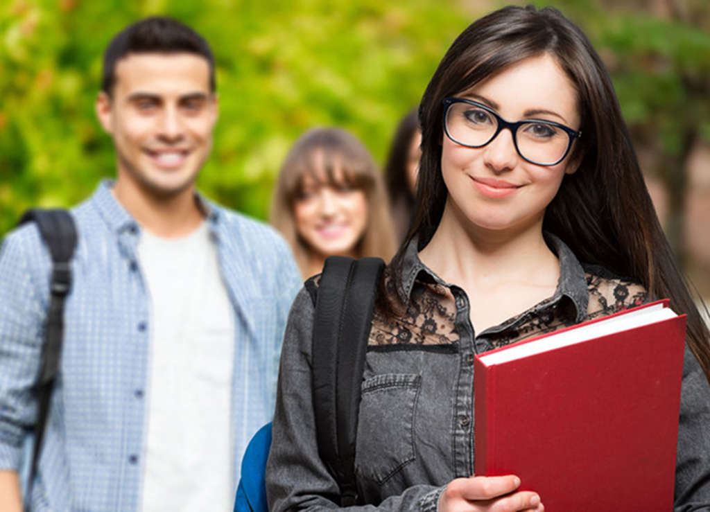 3 Studierende lachen in die Kamera