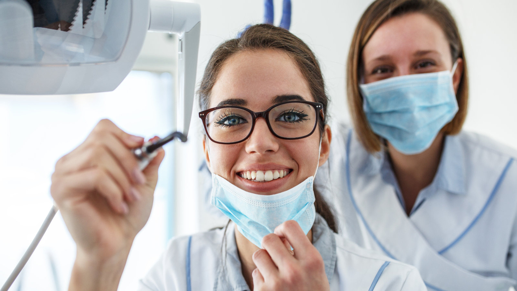 Zwei zahnmedizinische Fachkräfte in der Zahnarztpraxis bei der Untersuchung.