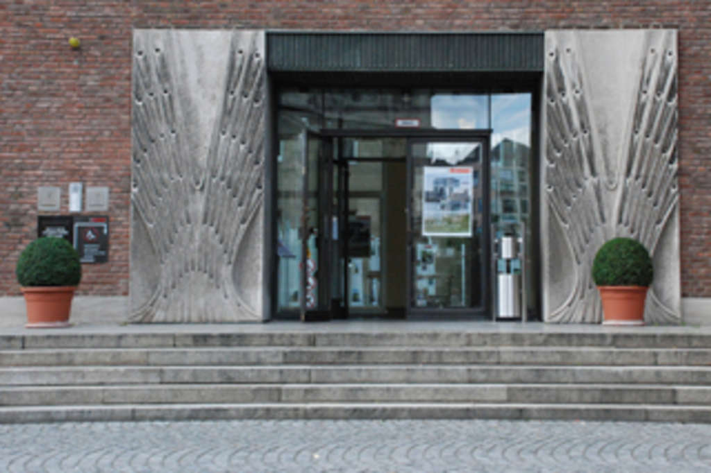 Eingang Spanischer Bau-320x213, Link auf Spanischer Bau