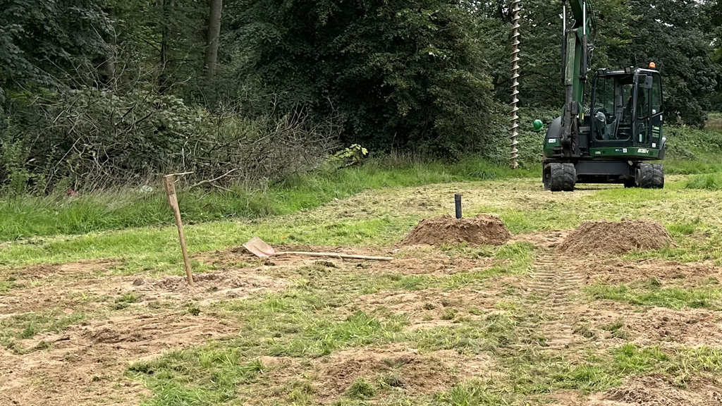 Foto von einer großen Grünfläche mit mehreren Ausgrabungen, Link auf Sondierungen in Köln-Neubrück - Stadt Köln