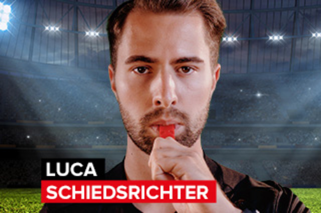 Schiedsrichter mit Pfeife im Mund in Stadion , Link auf Luca, Schiedsrichter