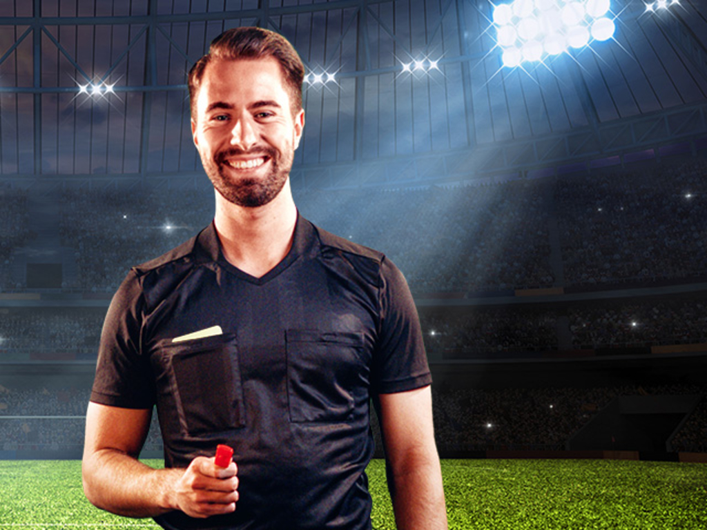 Schiedsrichter mit Pfeife in Stadion 