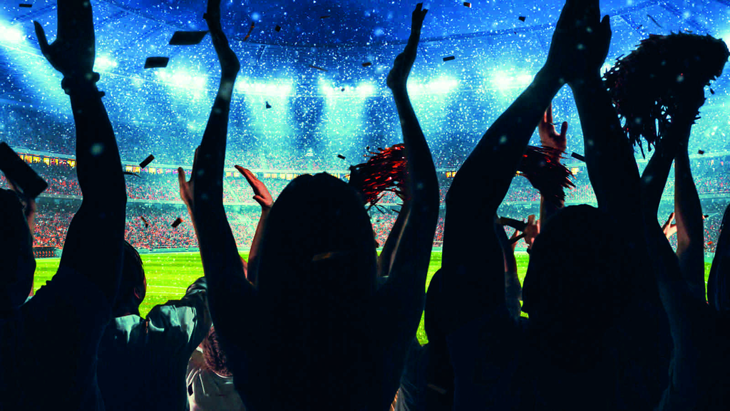 Jubelnde Menschen von hinten im Fußballstadion