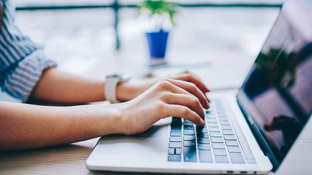 Frau sitzt vor ihrem Laptop., Link auf Mitgliedschaft bei der Stadtbibliothek - Stadt Köln