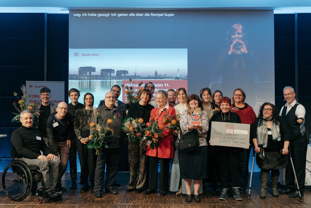 Schlussbild mit Oberbürgermeisterin Henriette Reker, Preisträger*innen und Beteiligten auf einer Bühne.