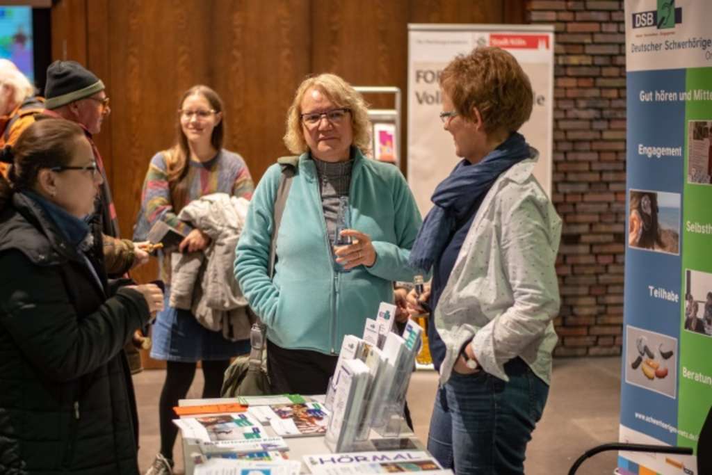 Gespräche am Info-Stand beim int. Tag der Menschen mit Behinderung 2018
