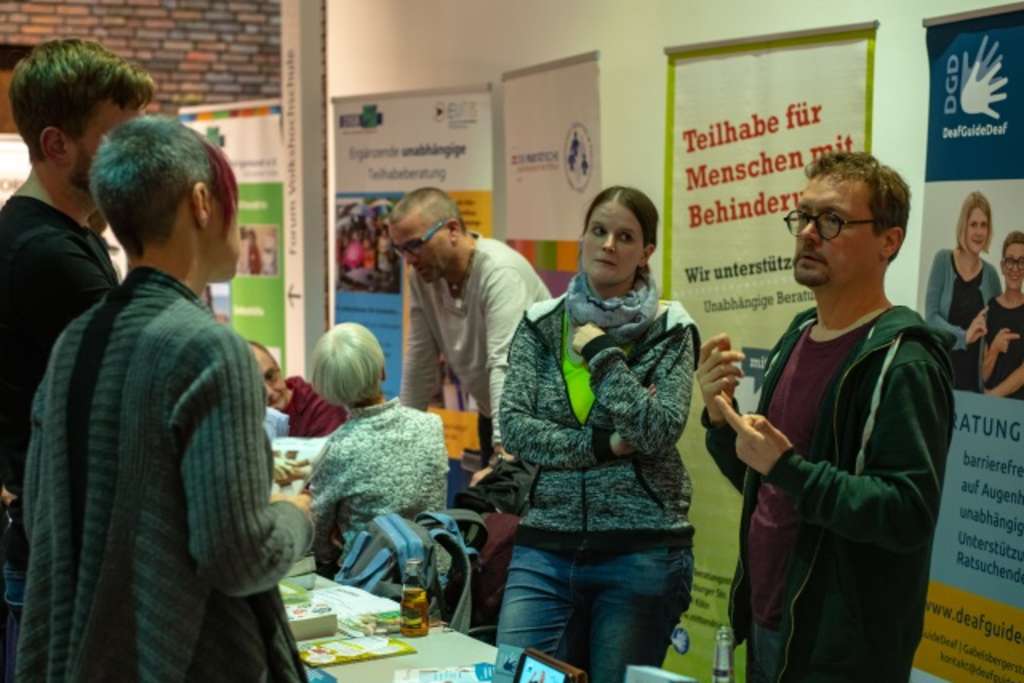 Gespräche am Info-Stand beim int. Tag der Menschen mit Behinderung 2018