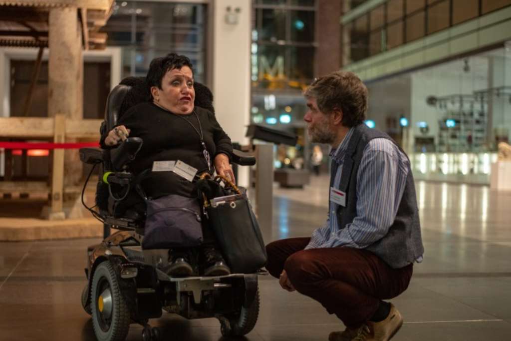 Behindertenbeauftragter Dr. Bell im Gespräch mit einem Gast beim int. Tag der Menschen mit Behinderung 2018