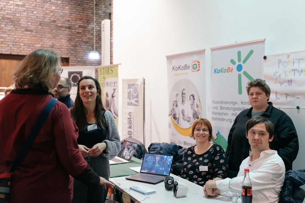 Infostand "KoKoBe" mit mehreren Personen.
