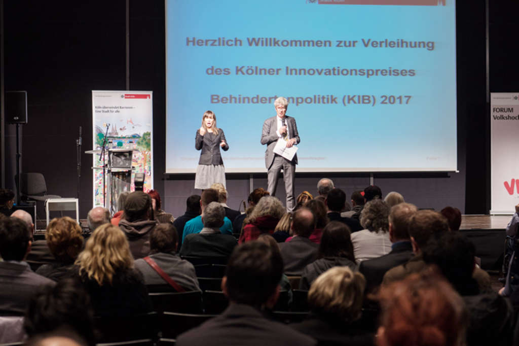 Begrüßung durch Dr. Rau