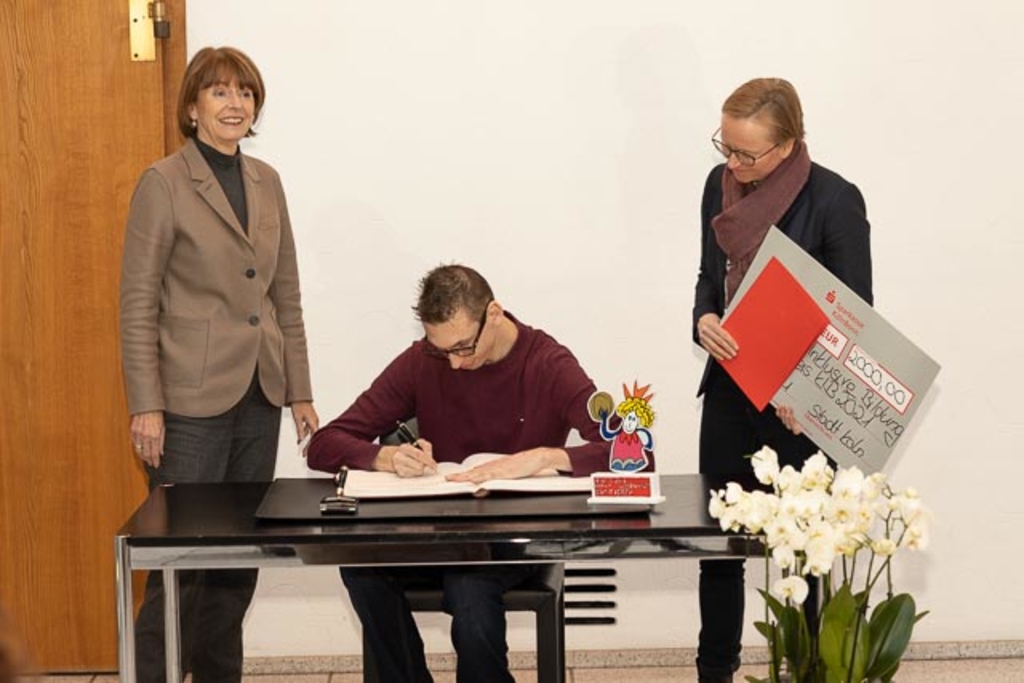 Oberbürgermeisterin Reker mit Florian Lintz und Dr. Claudia Paul vom Projekt 