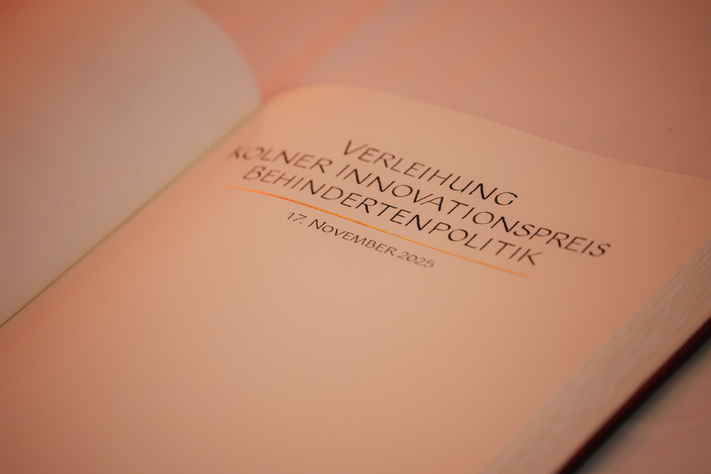 Das aufgeschlagene Buch zur Verleihung des Kölner Innovationspreises Behindertenpolitik vom 17. November 2025 zur Unterschrift der Preisträger*innen 