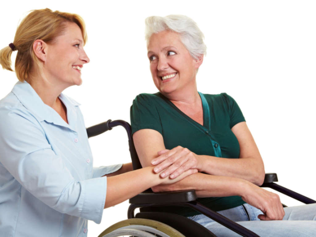 Frau im Rollstuhl mit Begleitperson