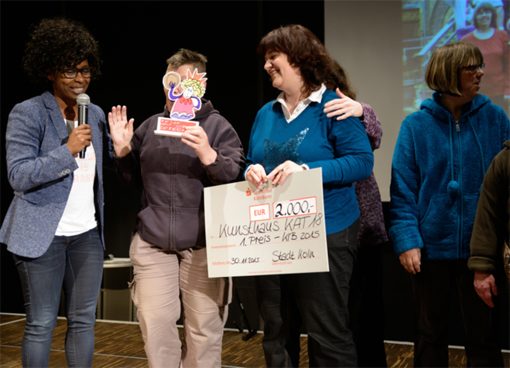 Vertreterinnen des Kunsthaus KAT18 nehmen den 1. Preis entgegen.