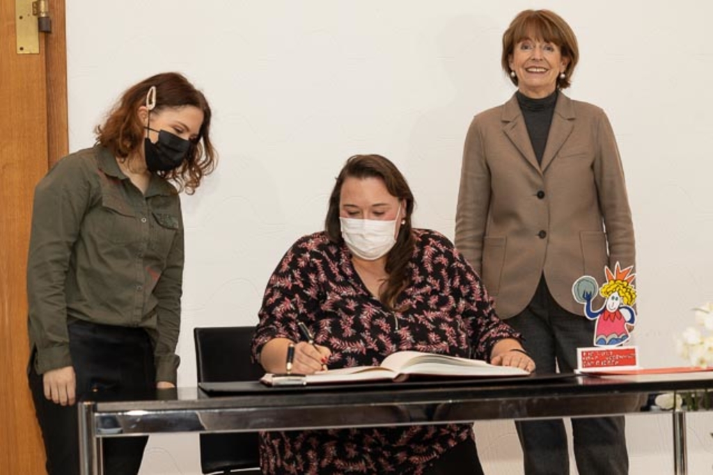 Oberbürgermeisterin Reker mit den Vertreter*innen des Projektes FASD bei der Eintragung ins Gästebuch