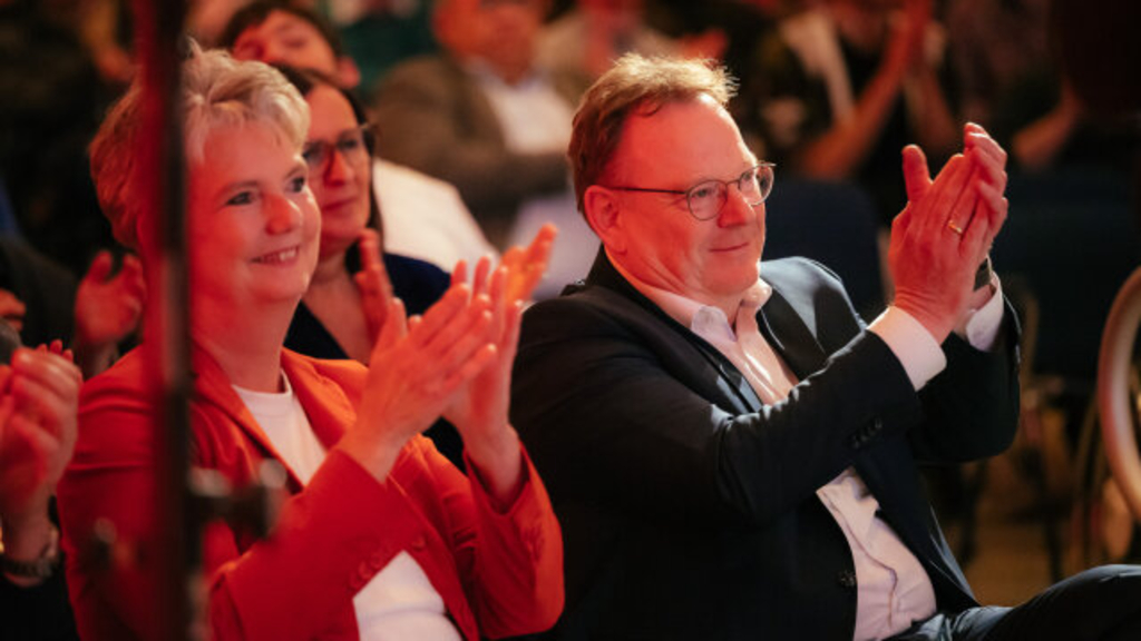 Oberbürgermeister Torsten Burmester gemeinsam mit der  Amtsleiterin für Integration und Vielfalt, Bettina Baum