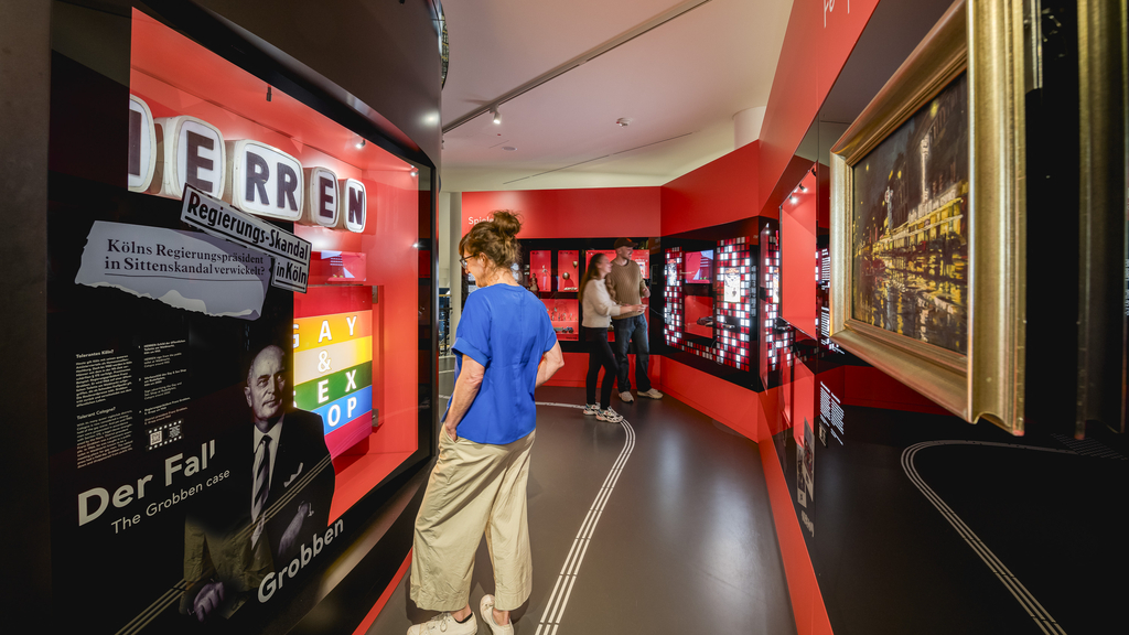 Innenansicht Kölnisches Stadtmuseum. Mehrere Personen schauen sich die Ausstellung an. 