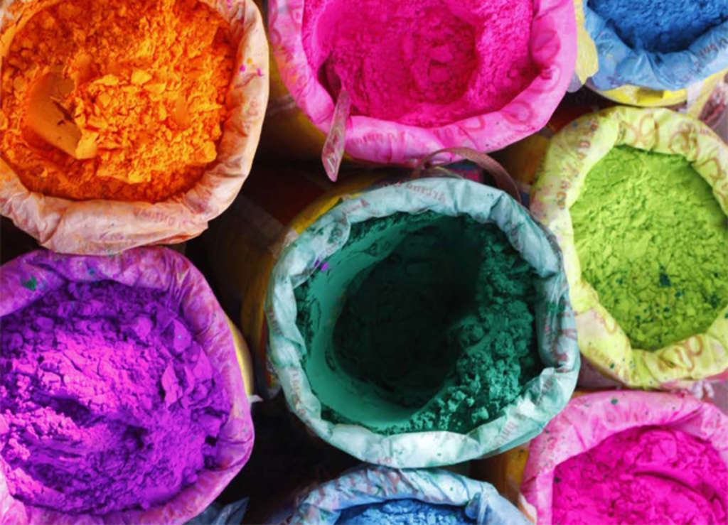 Mehrere Säcke voll mit bunten Farbpigmenten