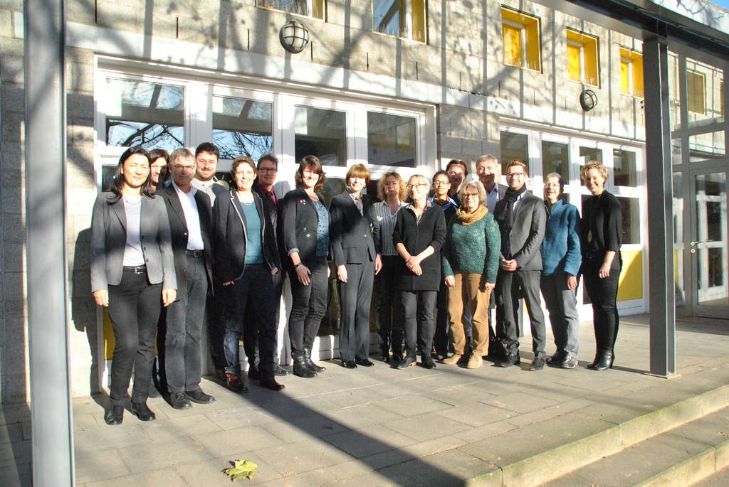 Gruppe Diversity-Netzwerk vor einem Gebäude