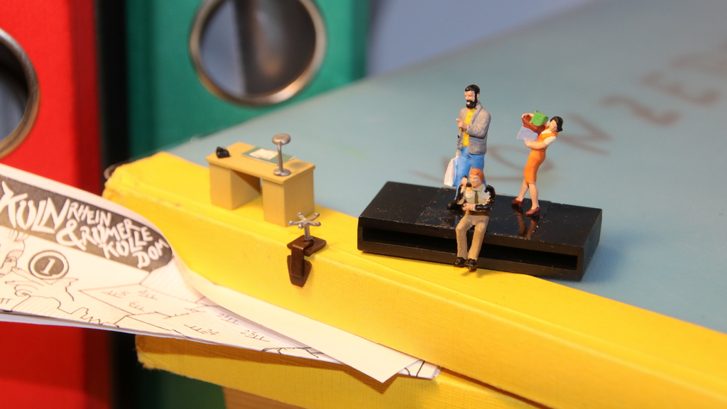 Figurliche Darstellung Migrantinnen und Migranten im Büro, Link auf Facharbeitskreise des Integrationsrates - Stadt Köln