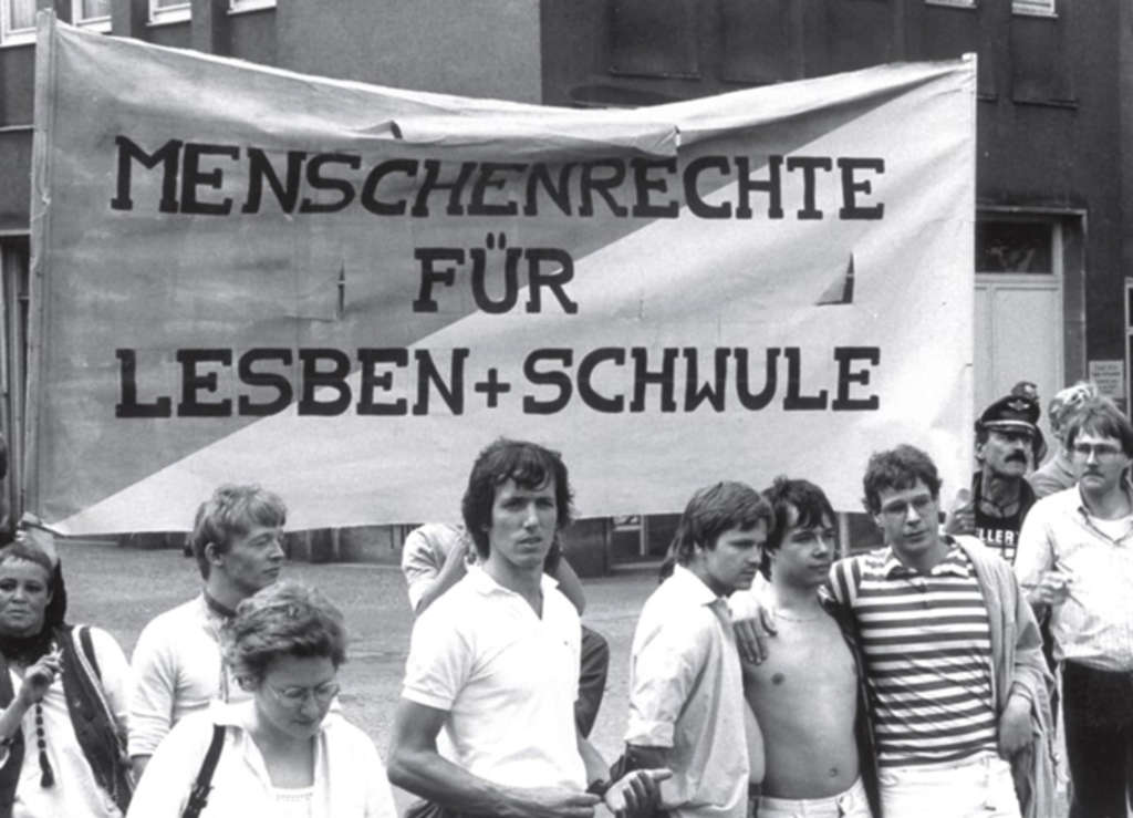 Demonstration von Lesben und Schwulen mit Transparent - RCN Ausstellung 2019