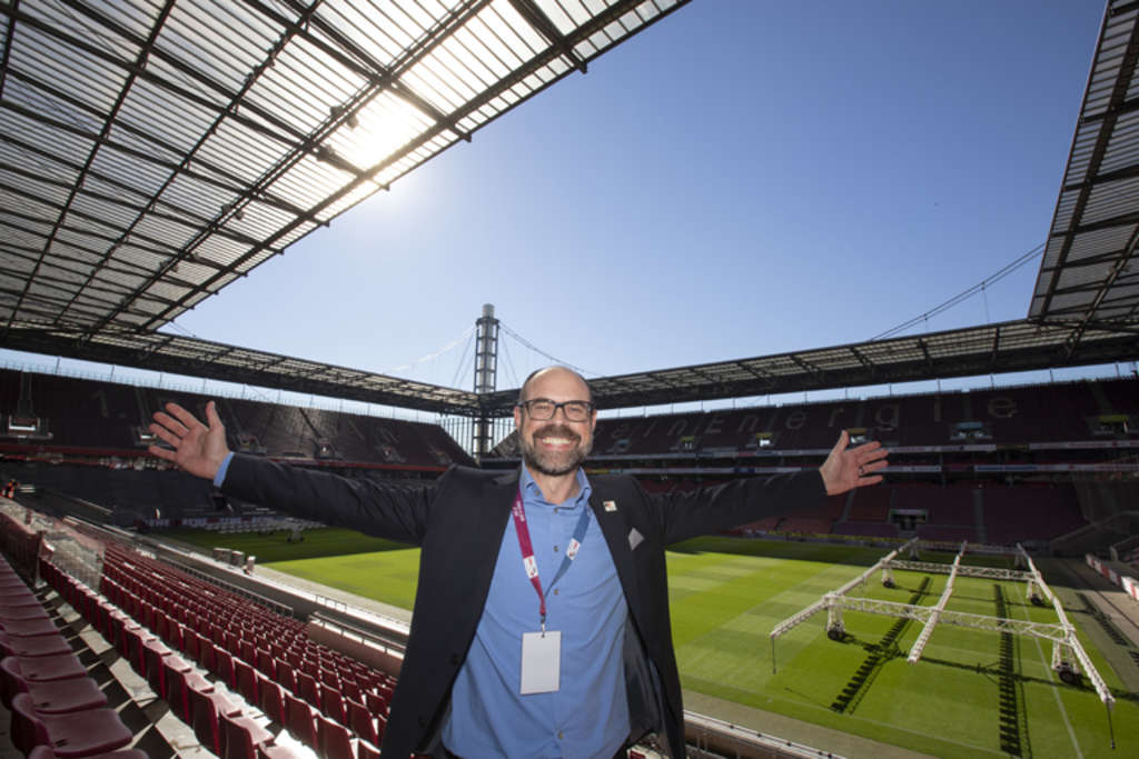 Lutz Wingerath jubelt im Stadion