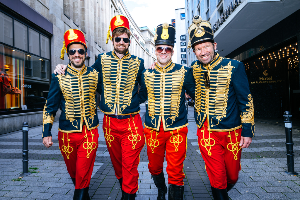 Fans der ungarischen Mannschaft in traditioneller Kleidung