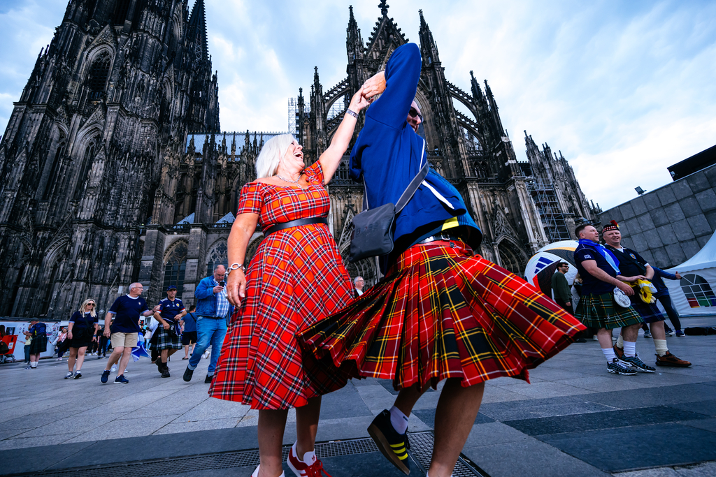 Schottische Fans tanzend vor dem Kölner Dom