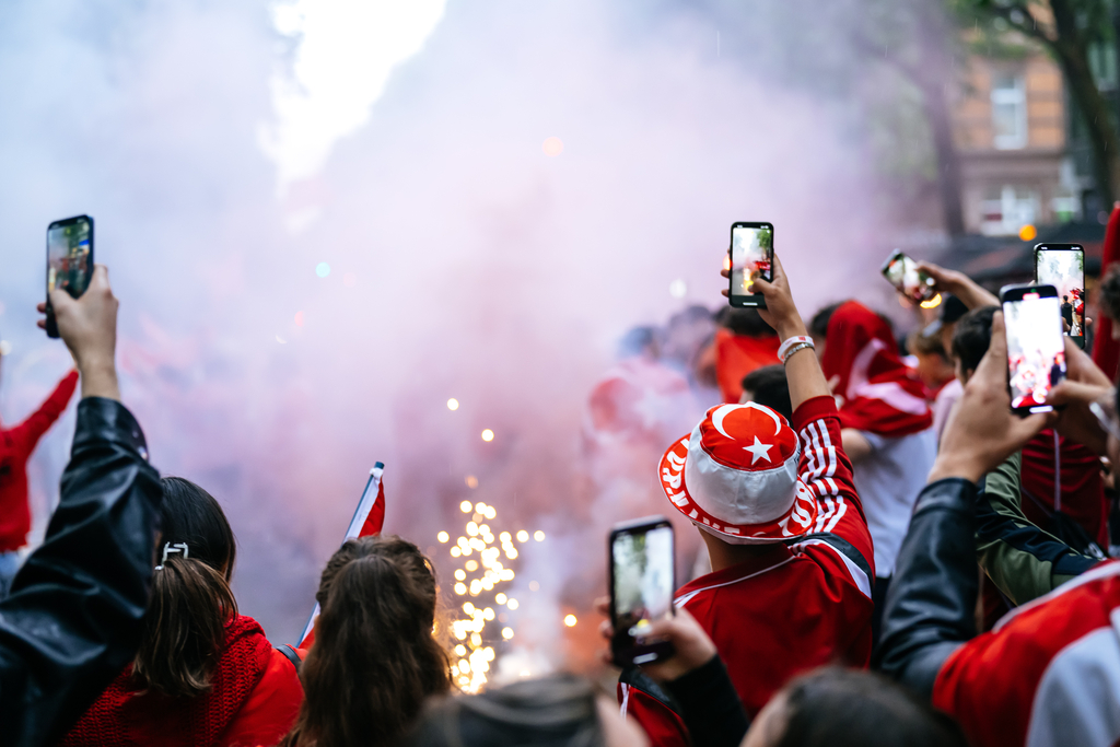 Türkische Fans auf den Kölner Ringe nach dem Spiel gegen Georgien 
