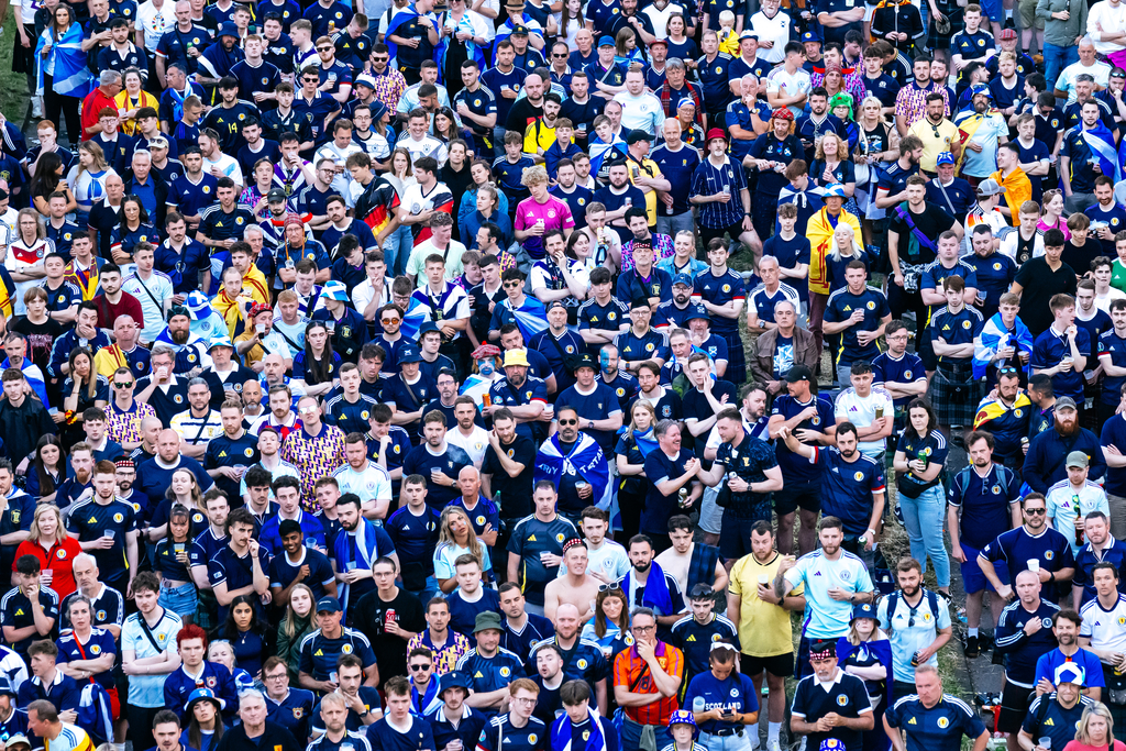 Fans beim Spiel Schottland gegen Schweiz am Konrad-Adenauer-Ufer