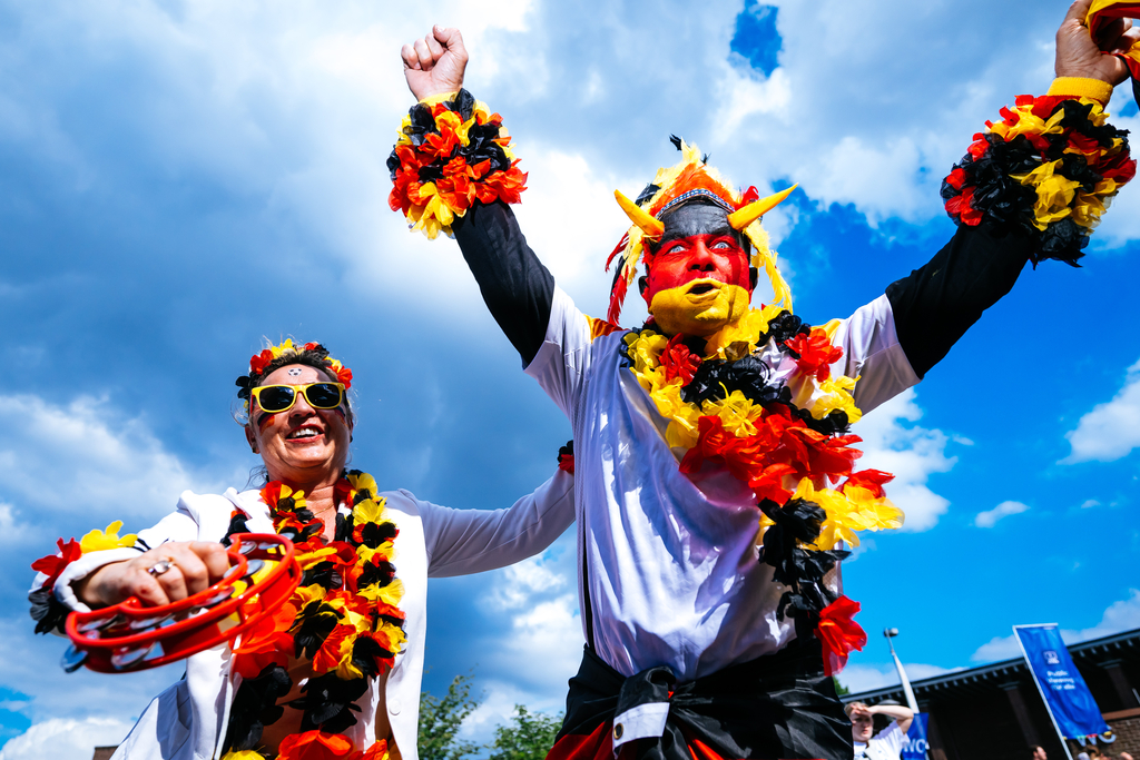 Zwei deutsche Fans am jubeln