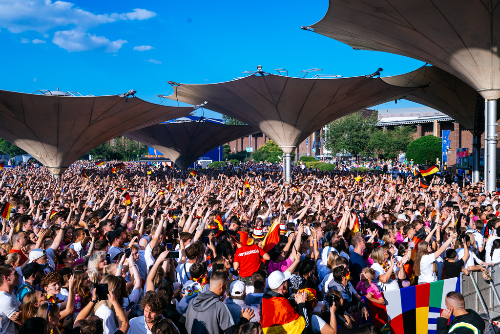 Deutsche Fans in der Fan Zone Tanzbrunnen