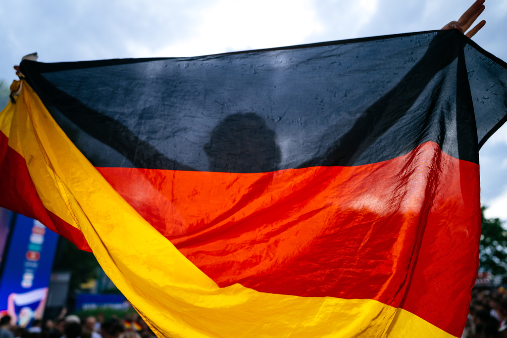 Fan hält Deutschlandflagge hoch