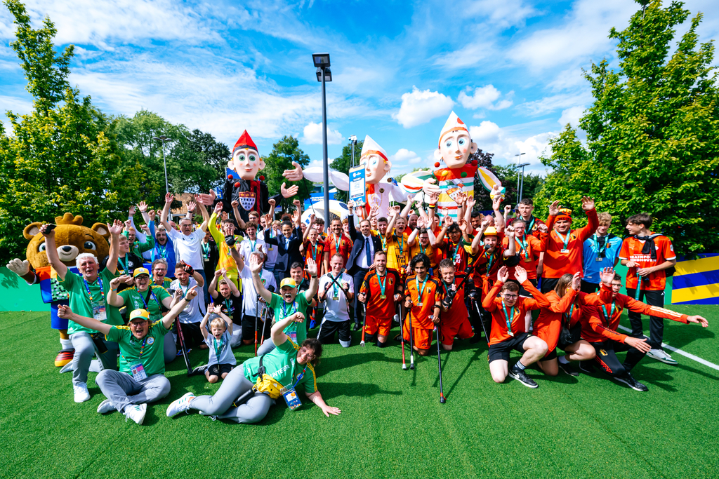 Gruppenfoto der Mannschaften der Inklusionsspiele, der Volunteers, dem EURO-Maskottchen Albärt, Philipp Lahm und Célia Šašić,