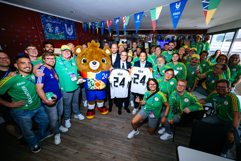 Foto der Volunteers mit dem EURO-Maskottchen Albärt, Philipp Lahm und Célia Šašić