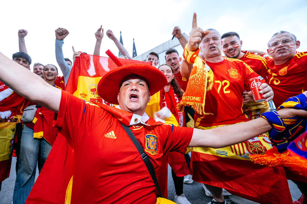 Spanische Fans freuen sich auf das Spiel