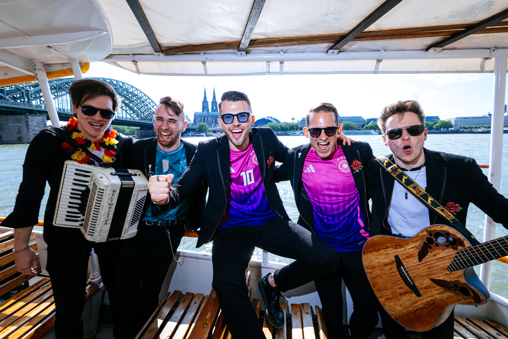 5 Musiker auf dem Schiff, im Hintergund der Rhein und der Kölner Dom