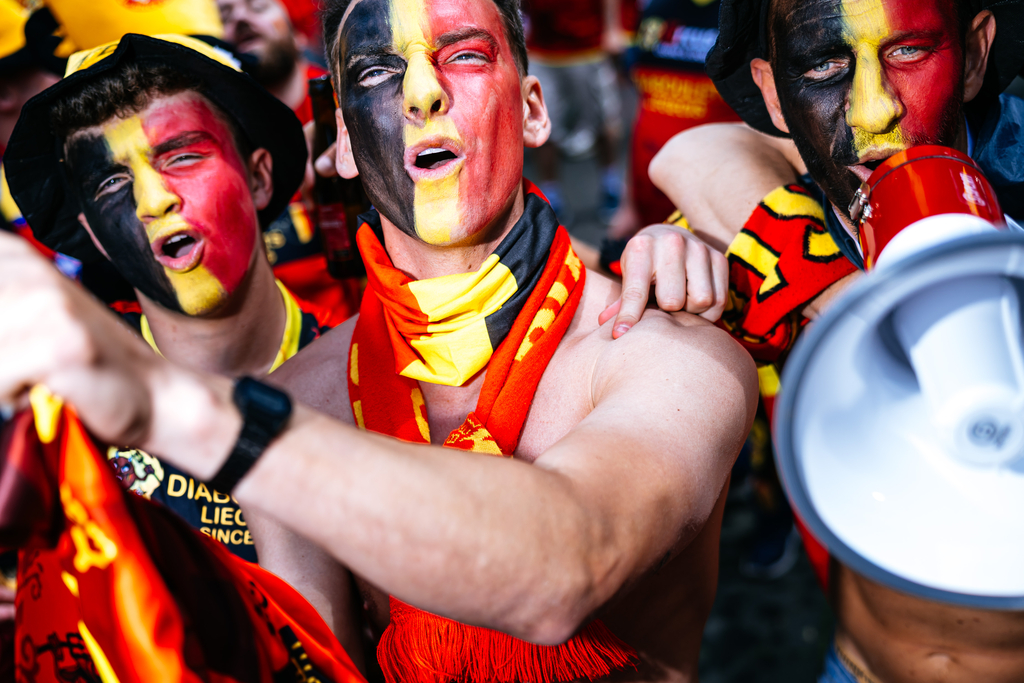 Drei belgische Fans unterstützen ihre Mannschaft