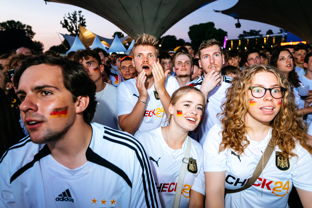 Deutsche Fans bangen für ihre Mannschaft beim Public Viewing im Kölner Tanzbrunnen