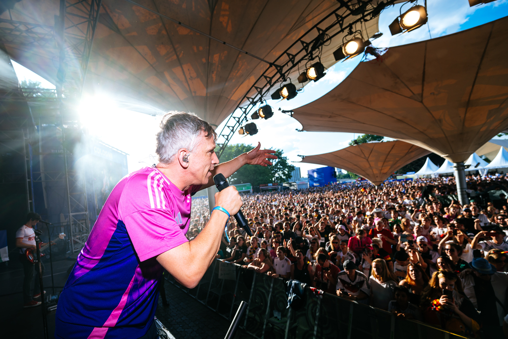 Kasalla bei einem Auftritt am Tanbzbrunnen