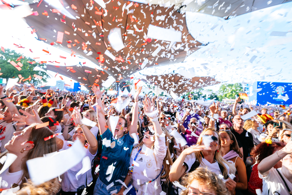 Bei Sonnenschein feiern die Fans am Tanzbrunnen