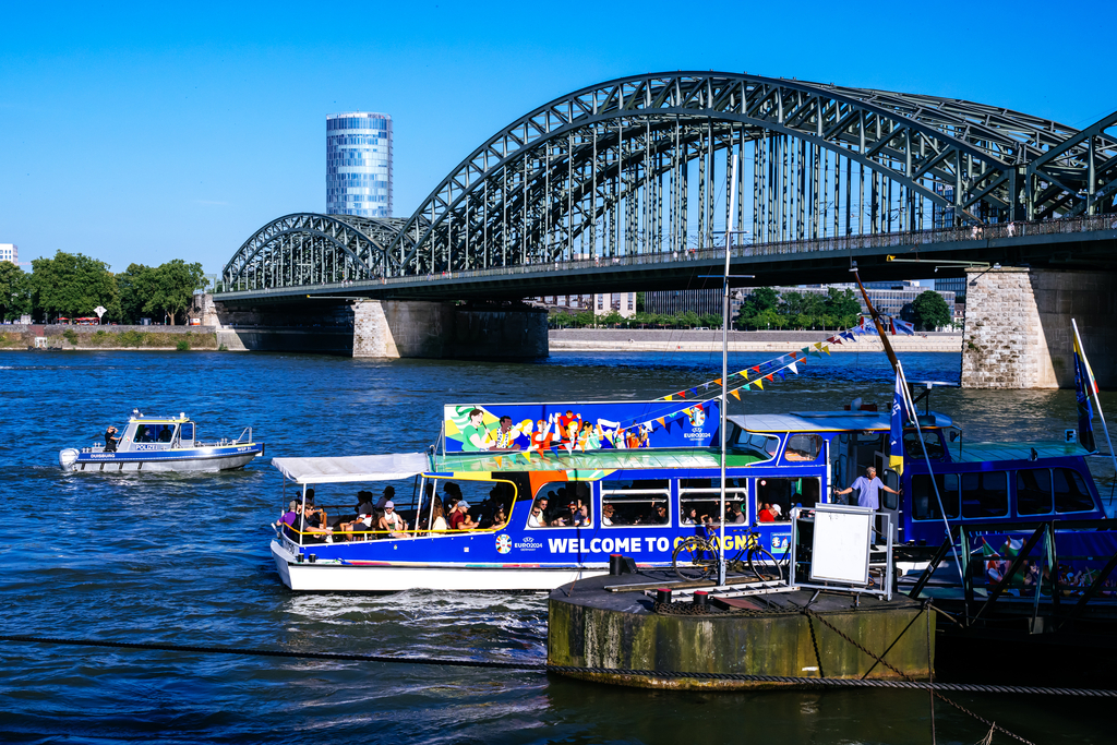 Fans nutzen den Tansfert über den Rhein mit dem Boot
