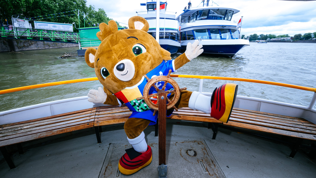 UEFA EURO 2024 EM-Maskottchen Albaert auf der Fähre