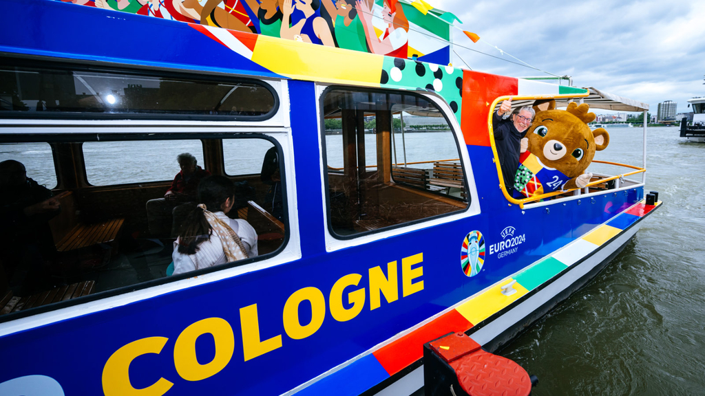 UEFA EURO 2024 Fähre: Kölns EM-Botschafter Toni Schumacher und EM-Maskottchen Albärt grüßen von der Fähre