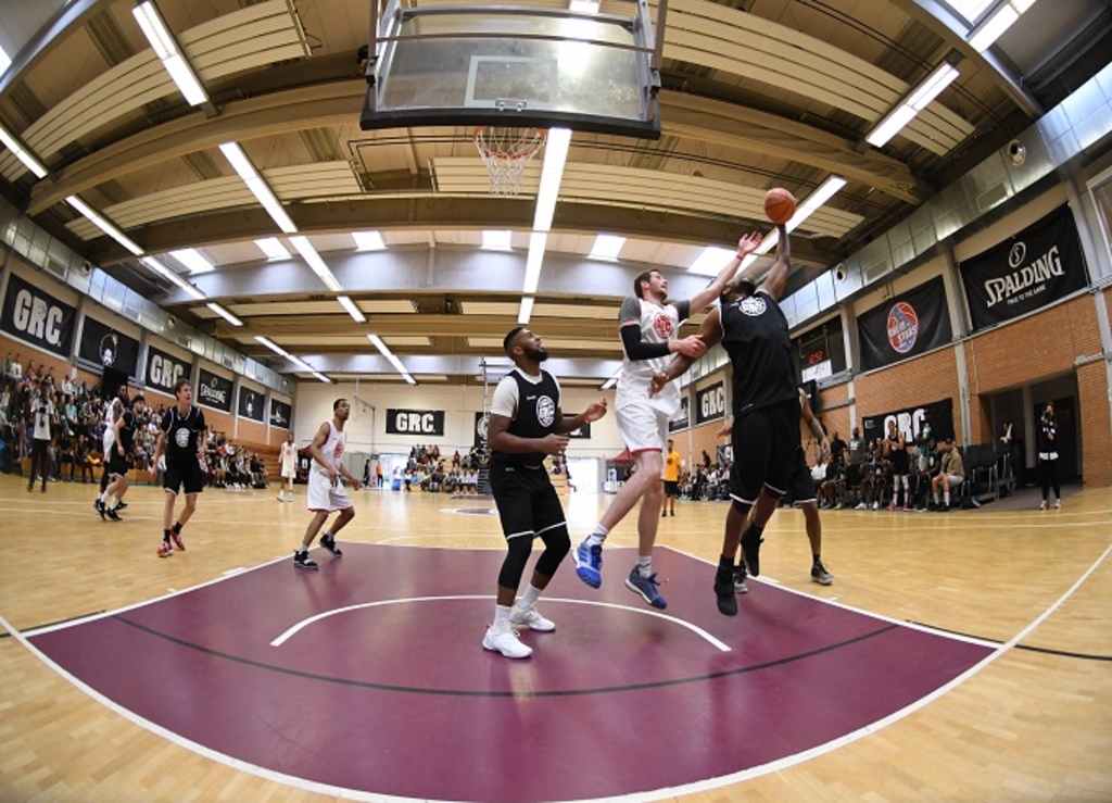 Bullaugenfoto einer Hallen-Baketballspielszene 5 gegen 5
