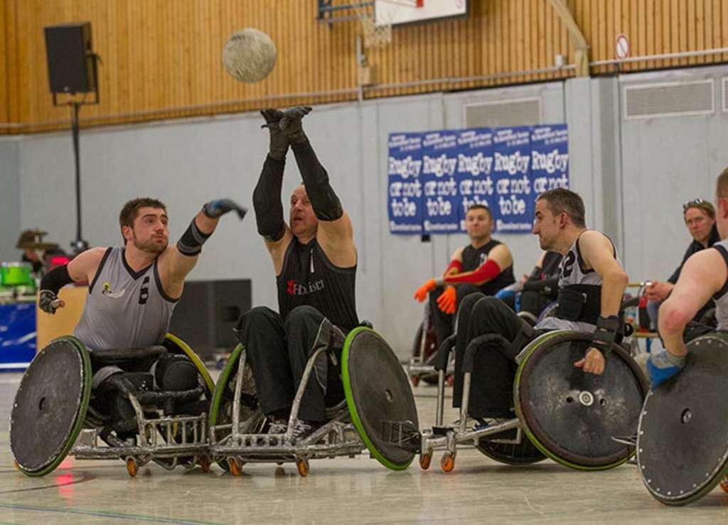 Rollstuhl Rugbyspieler in einer Halle