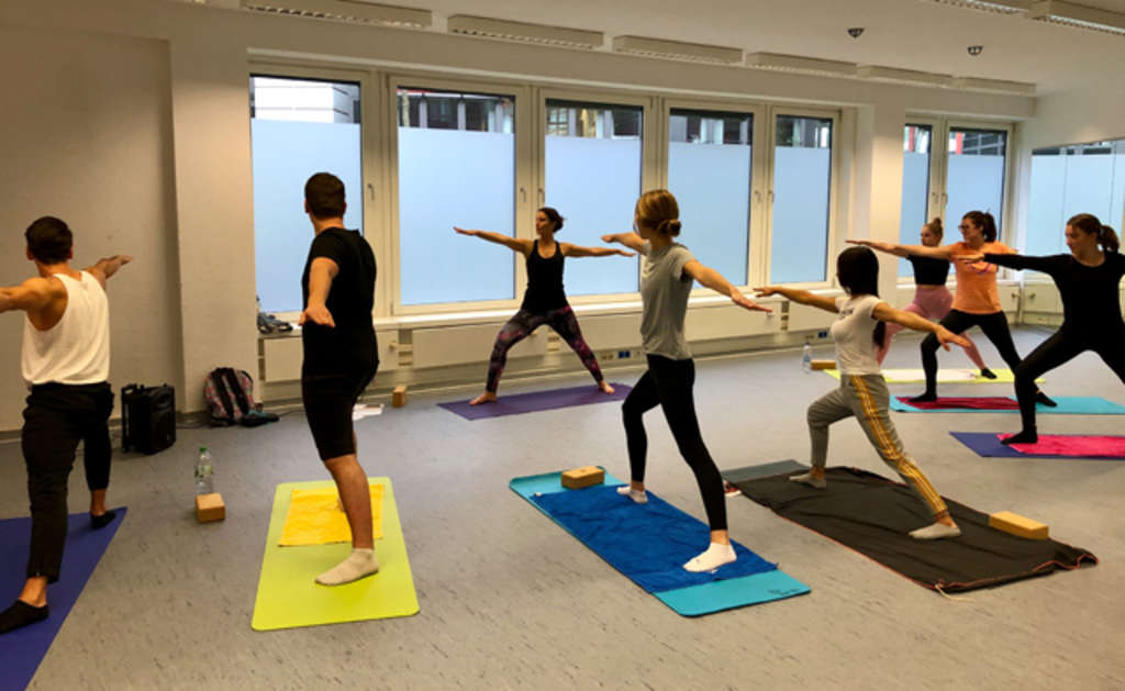 Yoga-Gruppe im Übungsraum