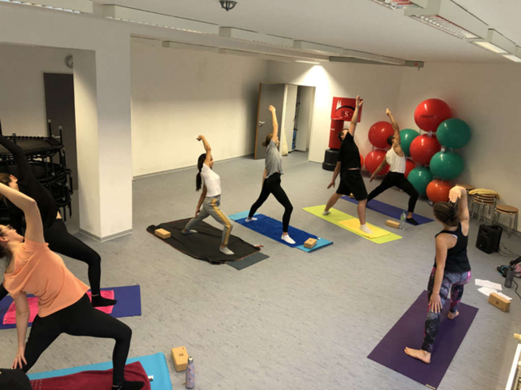Yoga-Gruppe im Übungsraum